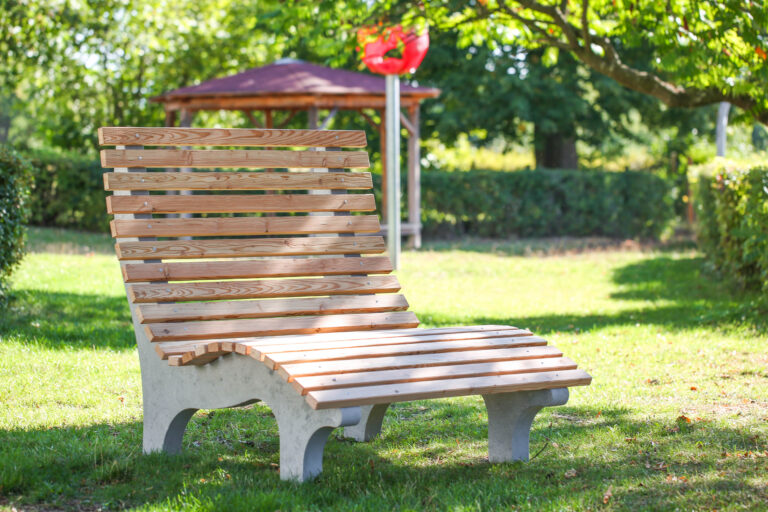 Chaise longue dans un parc parfait pour une relaxation