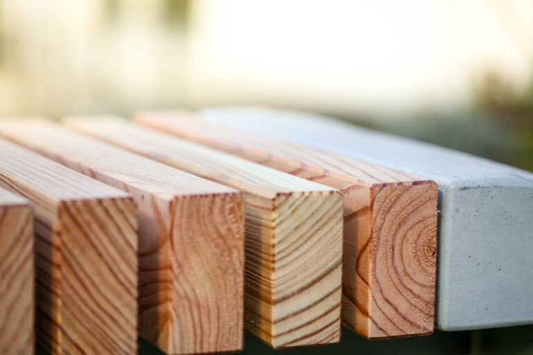 Banc avec lattes en bois certifié local et béton fabriquer dans nos ateliers