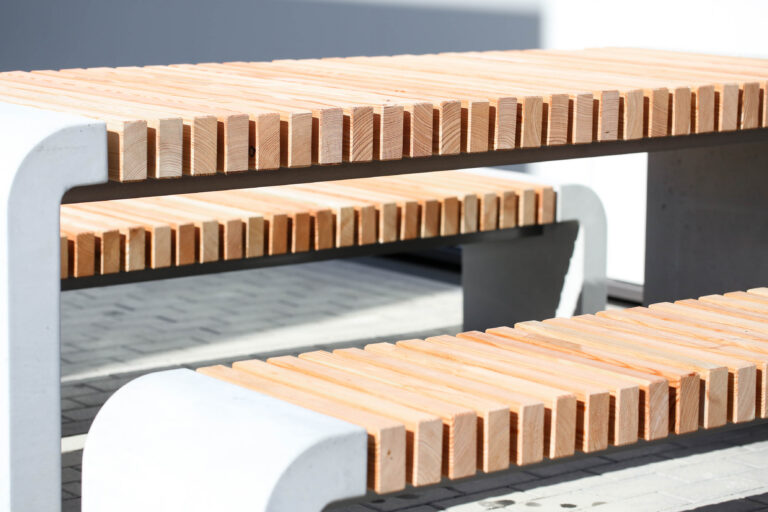Table et bancs Rotundatus en bois et béton pour espaces extérieurs modernes