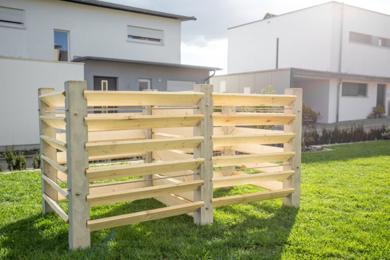 Composteur à deux compartiments et accessoire pour meuble de jardins