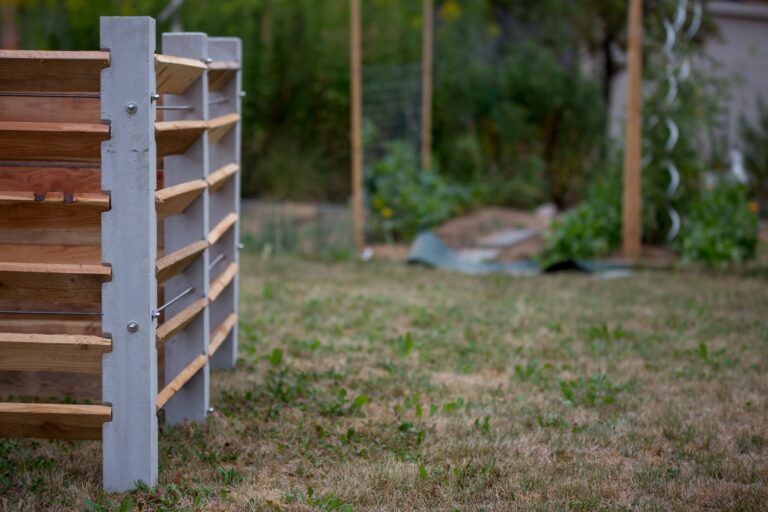 Composteur en béton et bois à deux compartiments