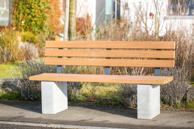 Banc Rota avec assise en bois et pieds en béton