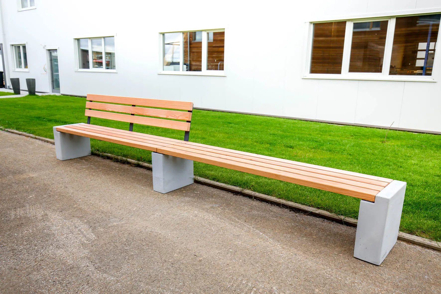 Banc extra long Primus en bois et béton