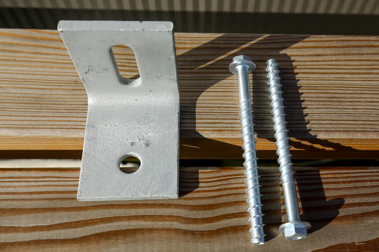 Equerre de fixation au sol pour matériaux multiples