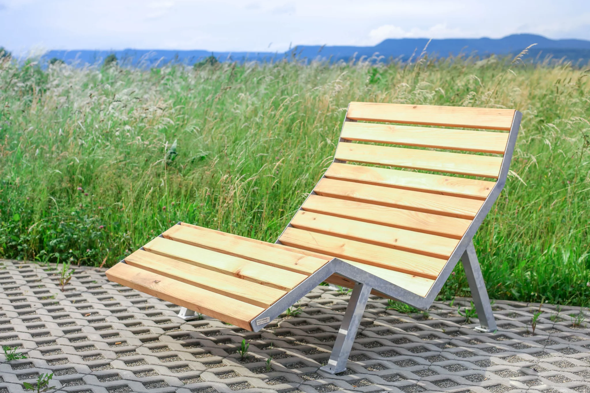 Banc Silentia dans une terrasse avec verdure