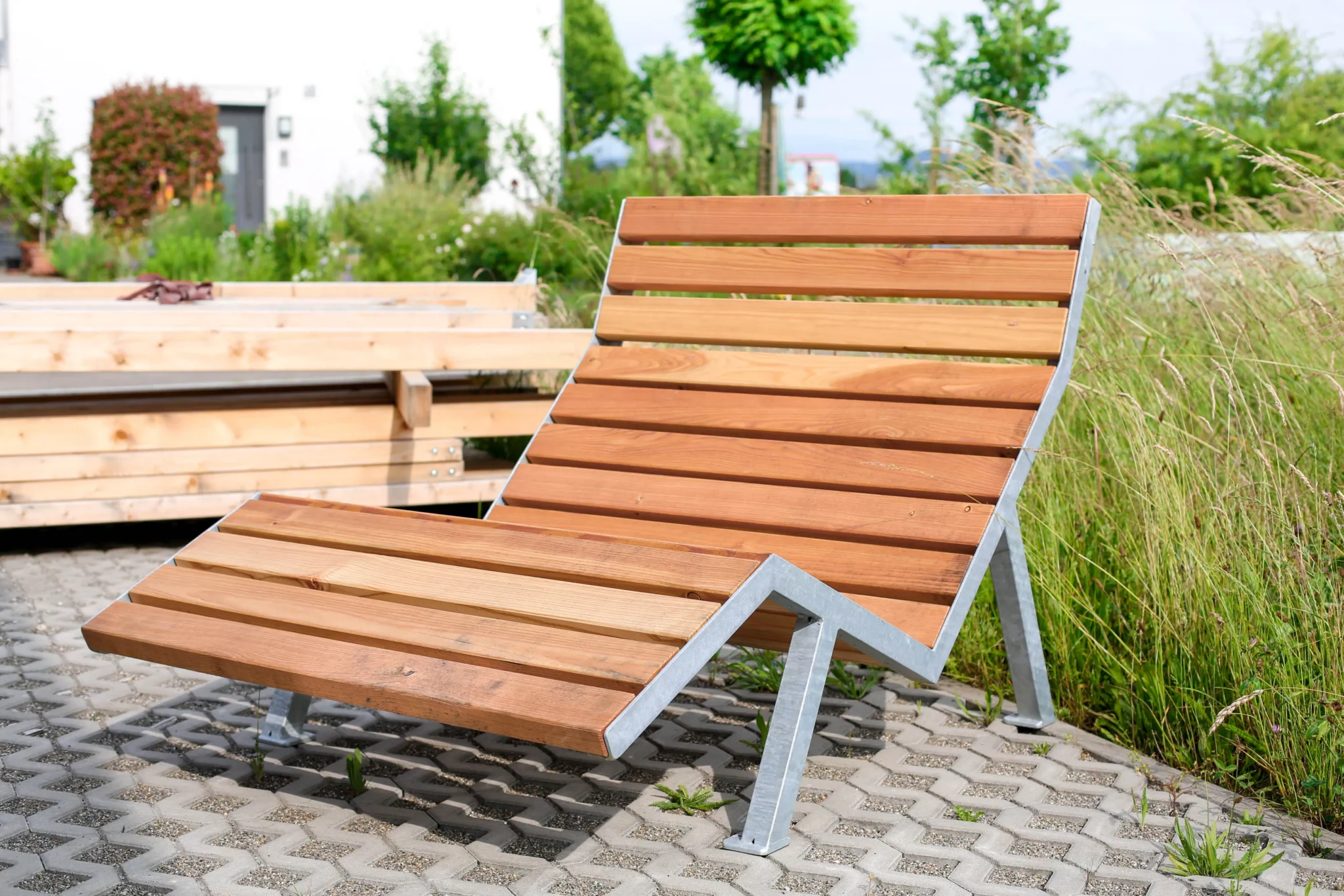 Chaise longues d'extérieurs en bois lasuré