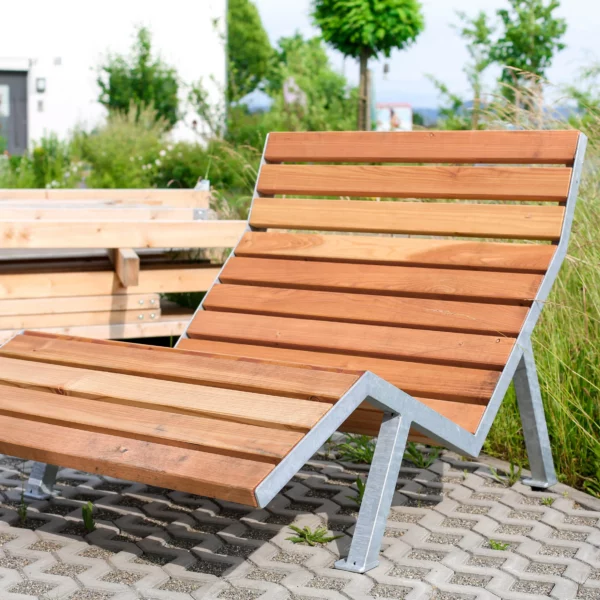 Chaise longues d'extérieurs en bois lasuré
