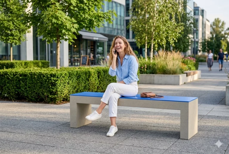 Banc en béton avec assise HPL pour campus et espaces publics