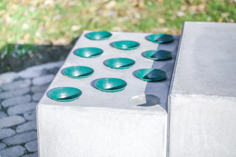 Détail des emplacements pour vases dans le bloc porte-fleurs en béton