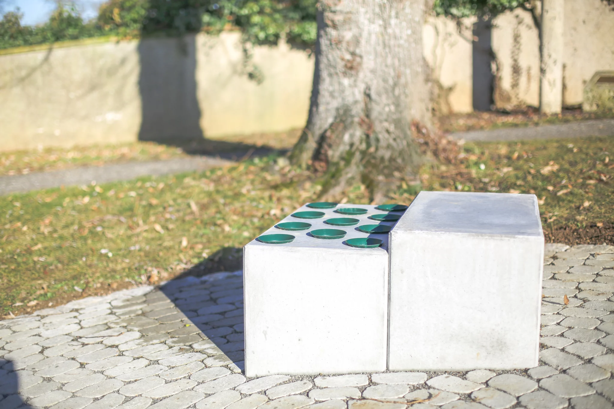 Bloc porte-fleurs en béton installé dans un cimetière