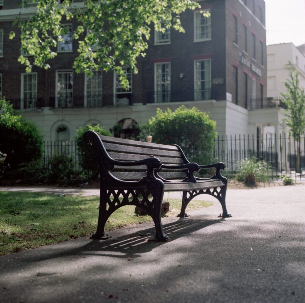 Banc public installé dans un parc urbain