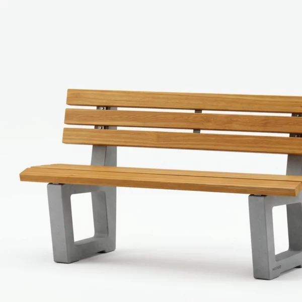 Sitzbank Parcum mit Füßen aus Sichtbeton und Holzauflage