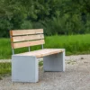 Bank aus Beton und Holz steht auf öffentlichem Platz