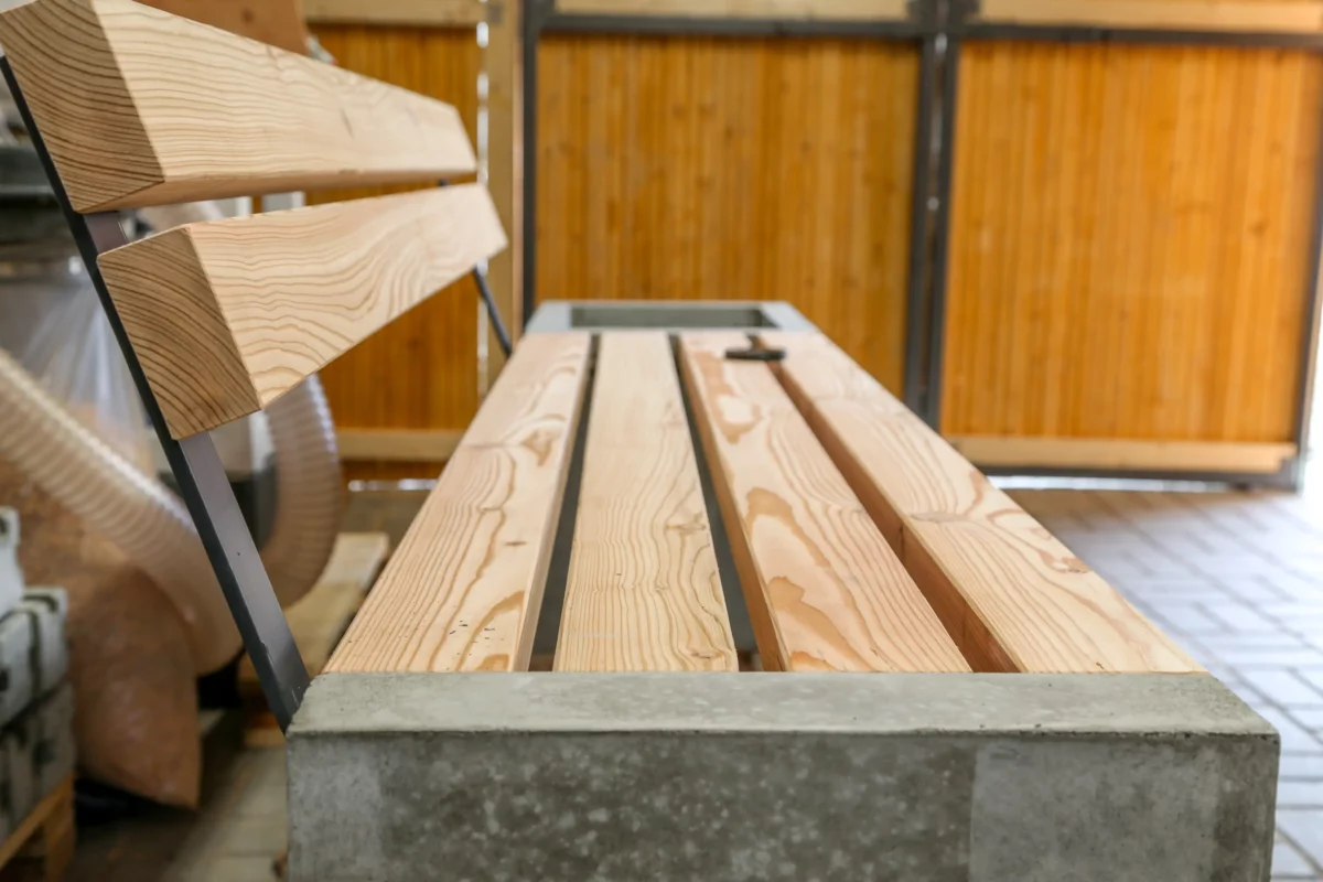 Bank aus Beton und Holz steht auf öffentlichem Platz
