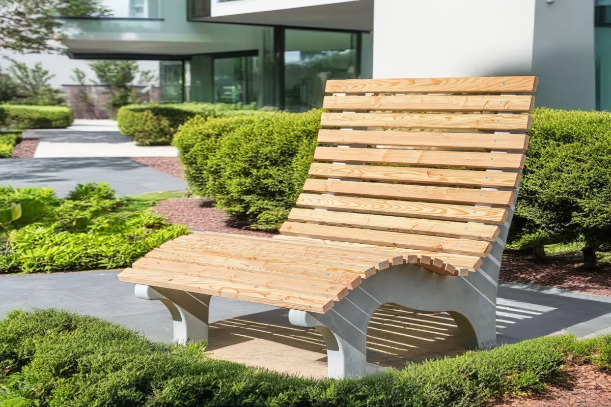 Wellenliege aus Beton und Lärchenholz steht in einem begrünten Außenbereich
