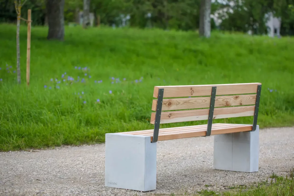 Bank aus Beton und Holz steht auf öffentlichem Platz