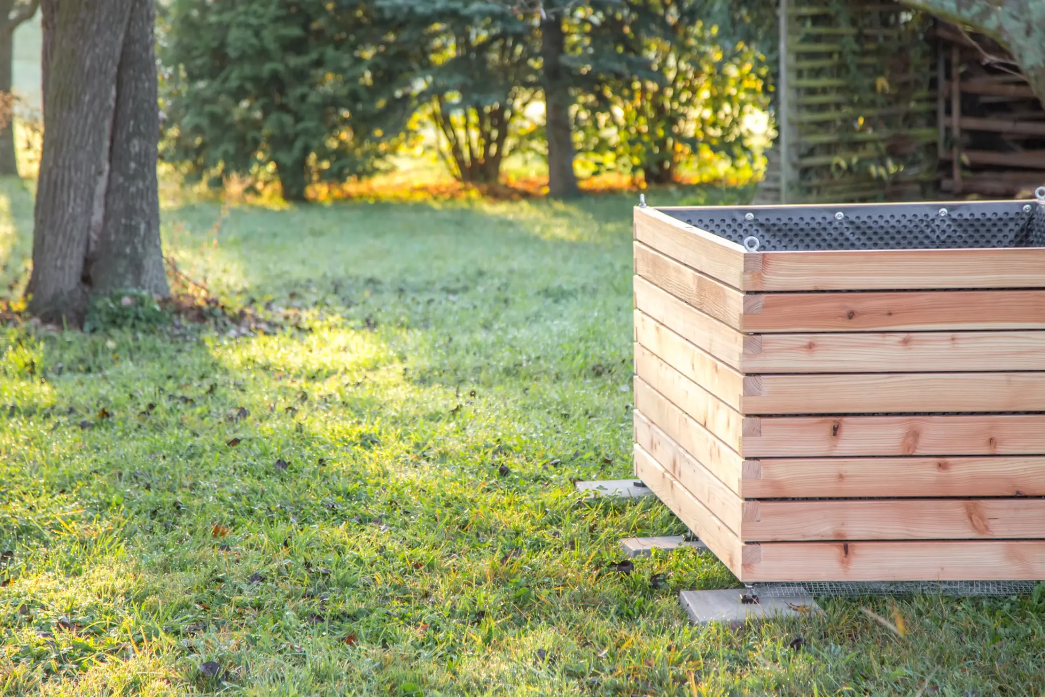 Hochbeet aus Lärchenholz steht in einem begrünten Garten