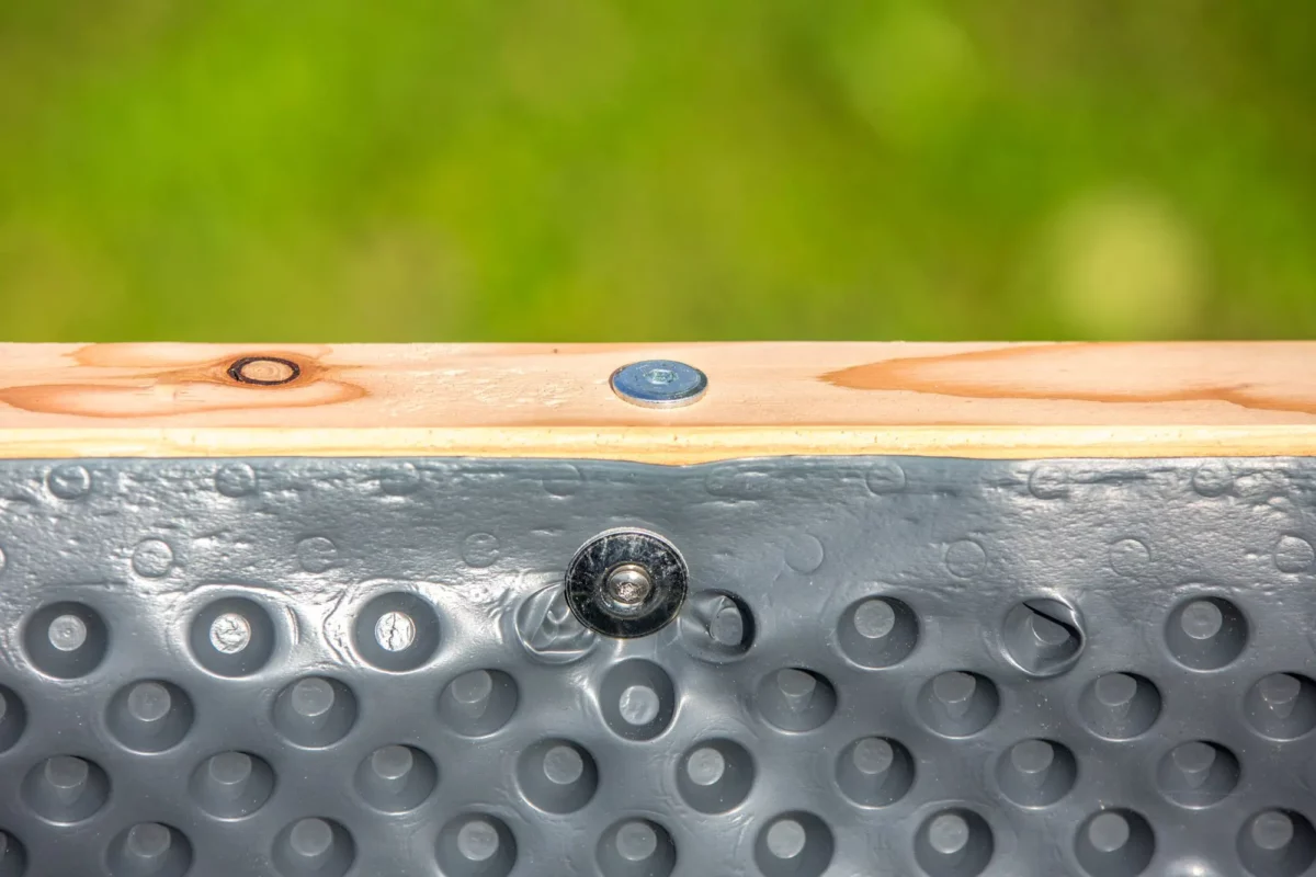 Hochbeet aus Lärchenholz steht in einem begrünten Garten