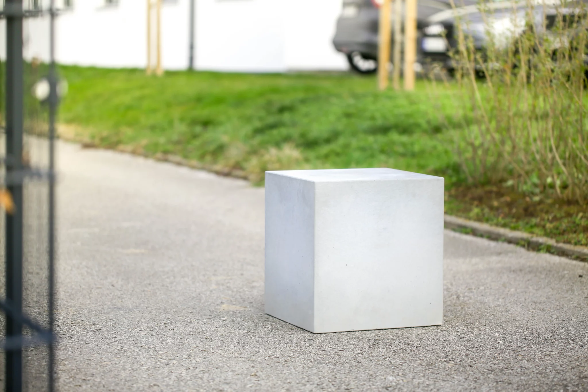 Massiver Poller aus Sichtbeton steht auf öffentlichem Weg zur Durchfahrtsbeschränkung