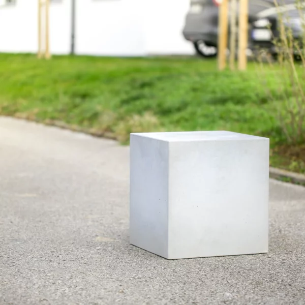 Massiver Poller aus Sichtbeton steht auf öffentlichem Weg zur Durchfahrtsbeschränkung