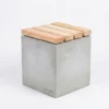 Sitzblock aus Beton mit Sitzauflage aus Holz