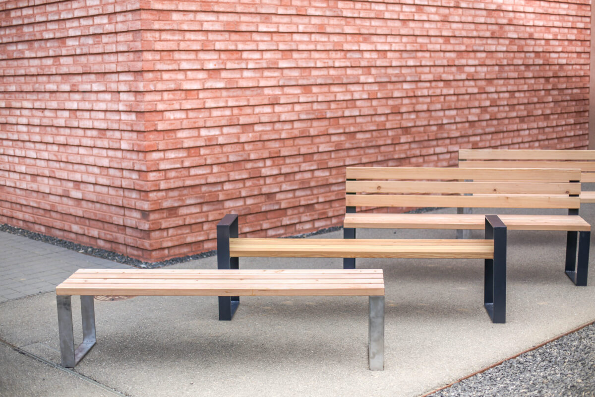 Sitzbank mit Gestell aus Stahl und Holzauflage