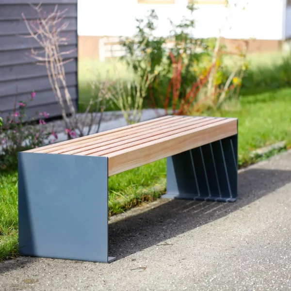 Außenbank aus Metall und Holz steht an öffentlichem Weg