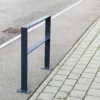 Feuerverzinkter Anlehnbügel mit Quersteg steht vor einem öffentlichen Gebäude