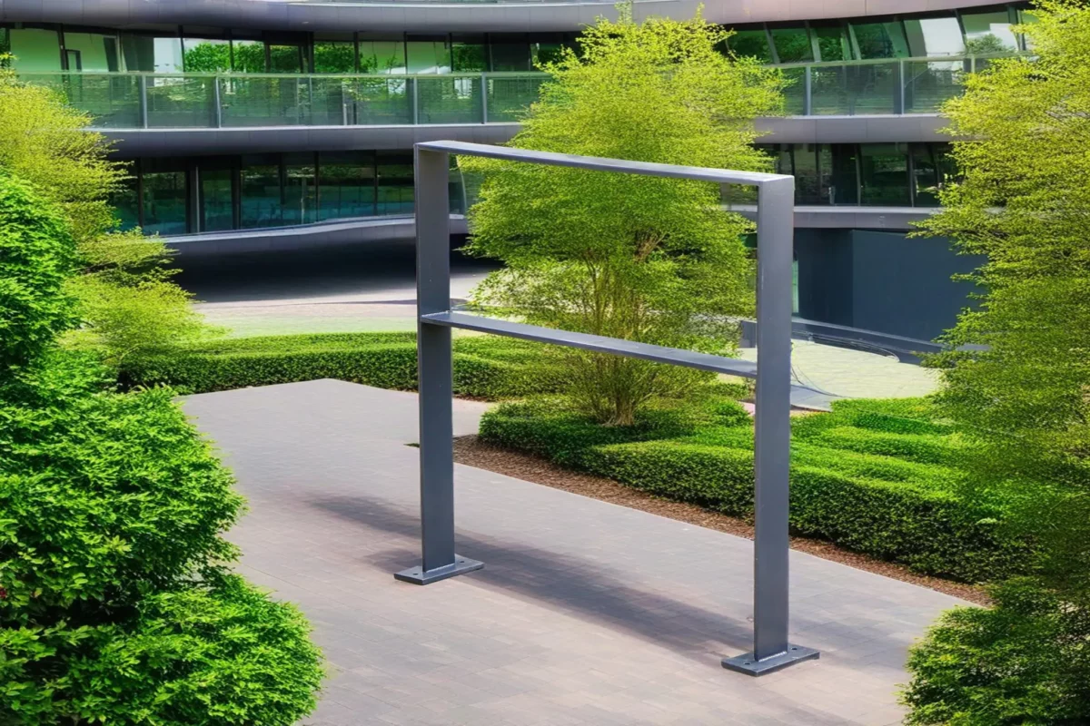 Feuerverzinkter Anlehnbügel mit Quersteg steht vor einem öffentlichen Gebäude