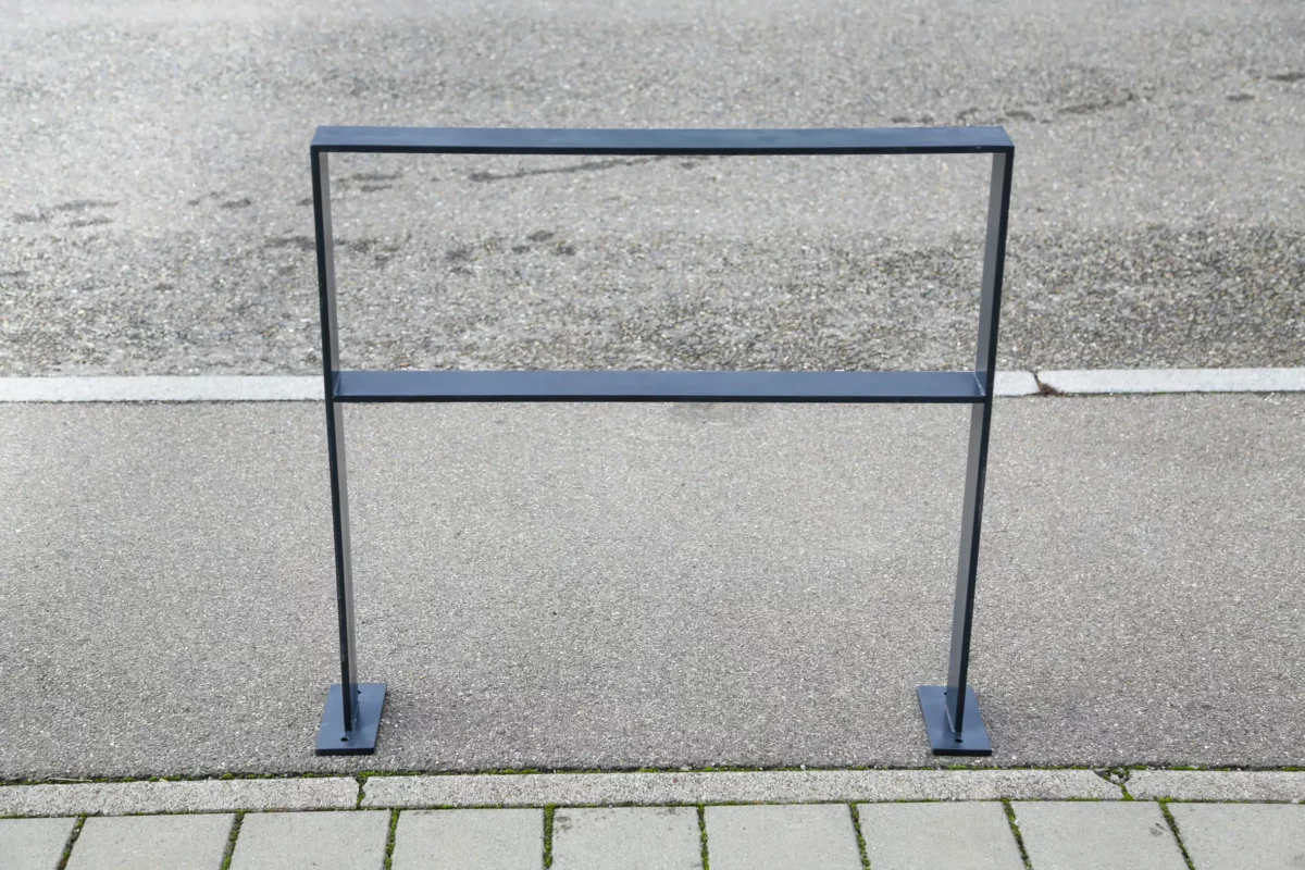 Feuerverzinkter Anlehnbügel mit Quersteg steht vor einem öffentlichen Gebäude