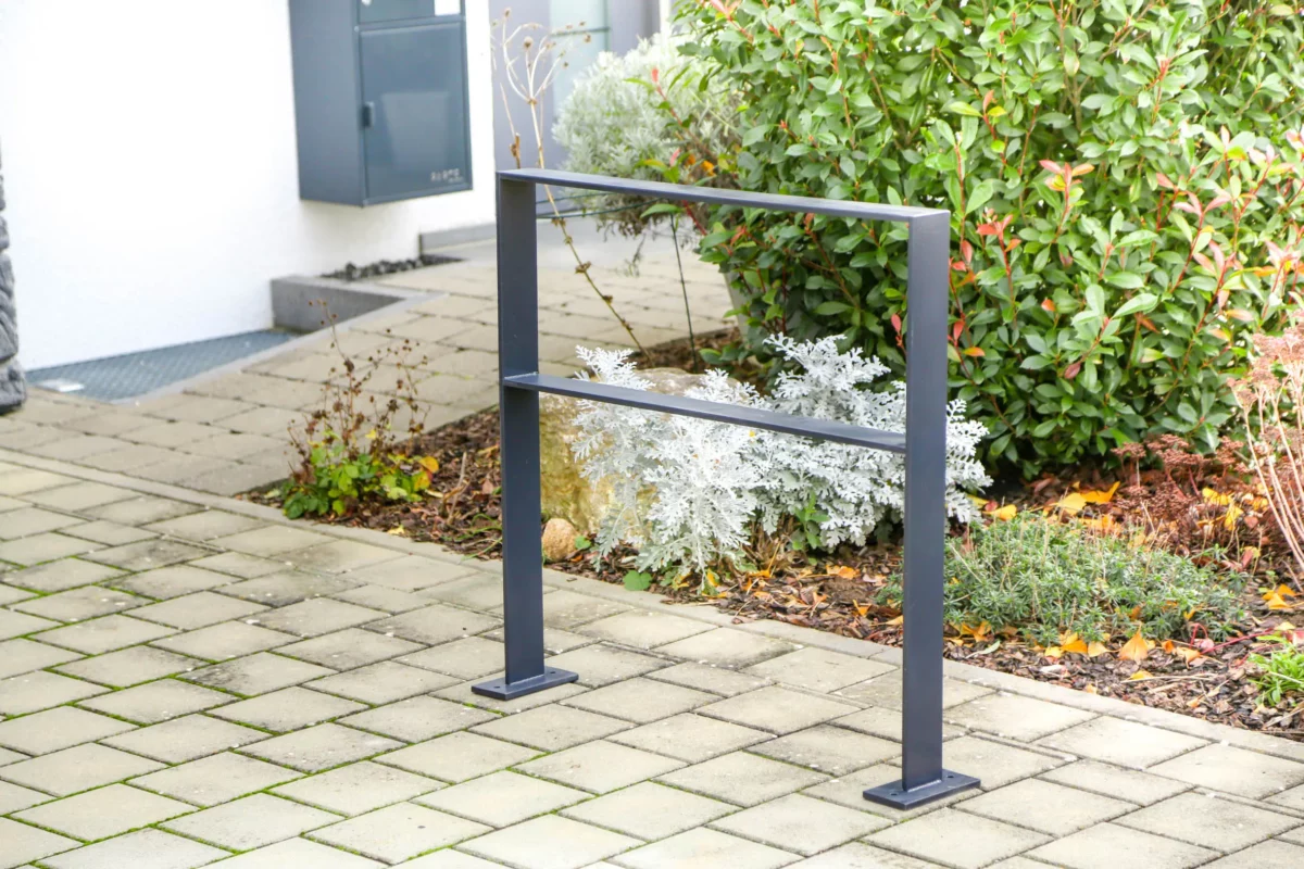 Feuerverzinkter Anlehnbügel mit Quersteg steht vor einem öffentlichen Gebäude