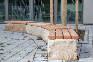 Sitzauflage aus Holz für Mauern