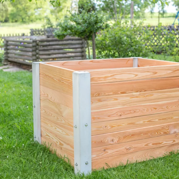 Hochbeet aus Beton und Lärchenholz steht auf Rasenfläche