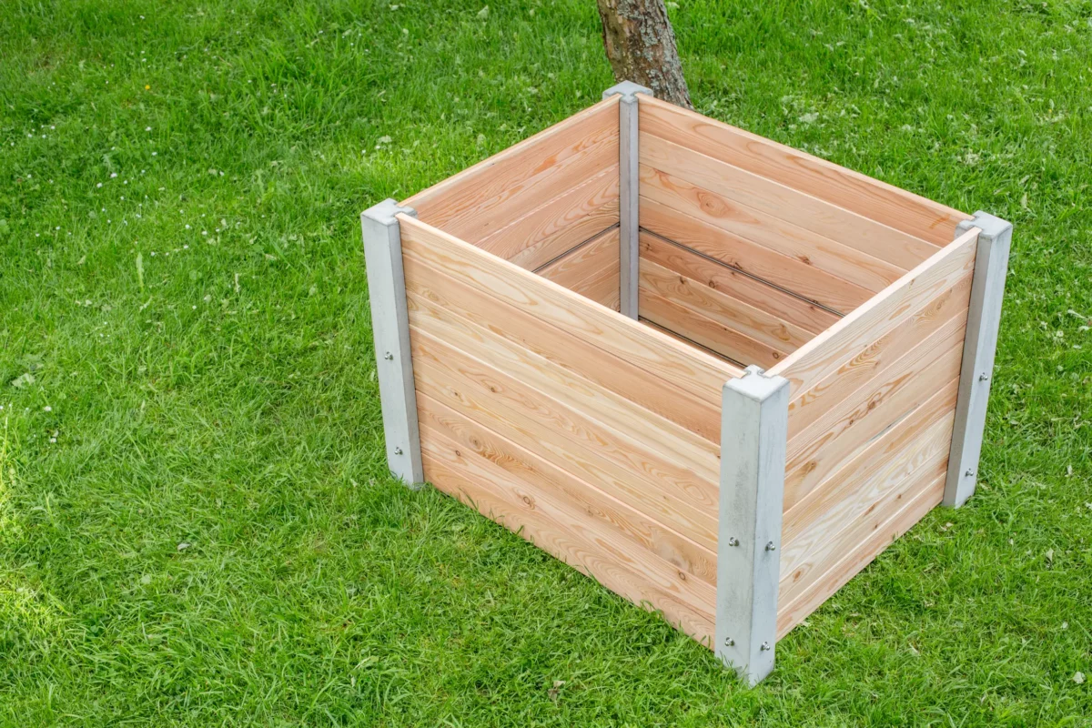 Hochbeet aus Beton und Lärchenholz steht auf Rasenfläche