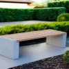Sitzbank in Überbreite aus Beton und Lärchenholz steht auf einer öffentlichen Fläche