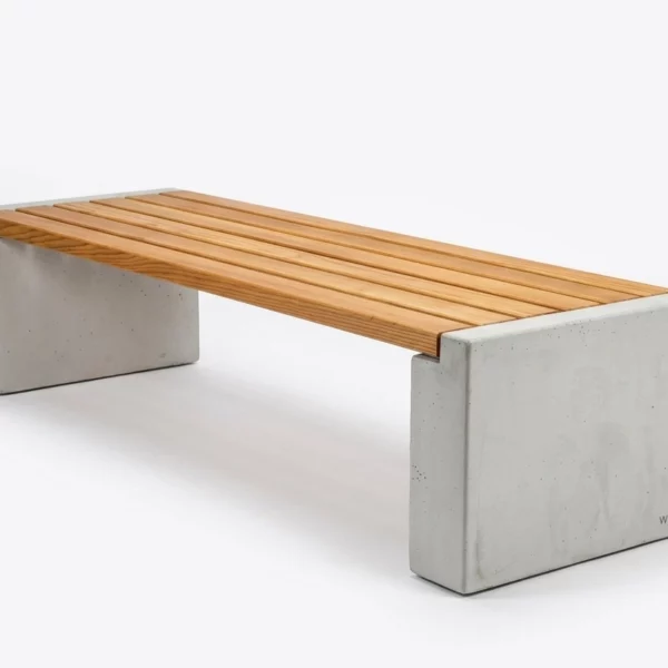 Sitzbank Primus XL mit extra tiefer Sitzfläche mit Betonfüßen und Holzauflage