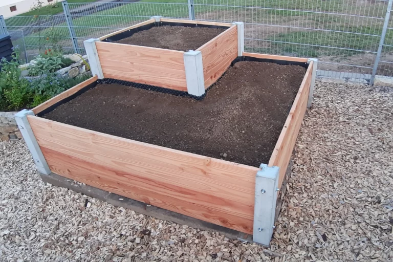 Hochbeet aus Lärchenholz und Beton steht in einem privaten Garten