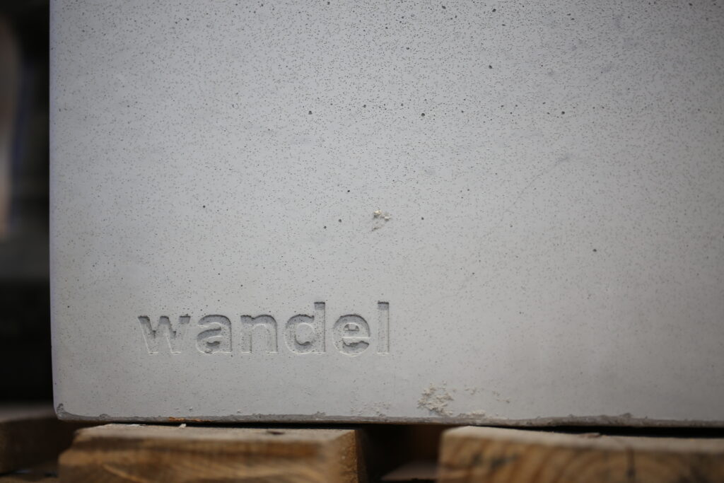 Beton mit Aufschrift Wandel steht in unserer Produktionshalle
