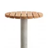 Outdoor-Stehtisch Primus mit Betonpfosten und Tischfläche aus Holz