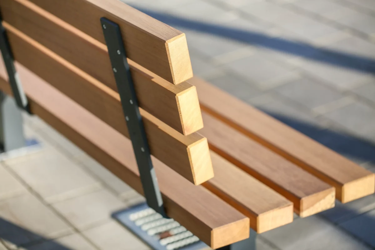 Sitzbank aus Stahl und Lärchenholz, Detailaufnahme der Rückenlehne