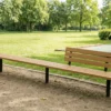 Modulare Reihenbank Tibia mit Holzauflagen im Park