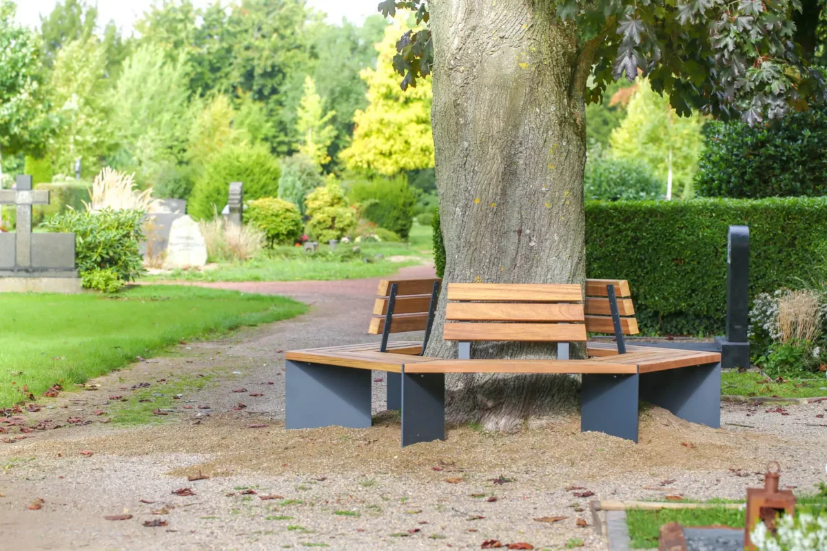 Baumbank aus Holz und Metall als Rundbank und Mehreckbank