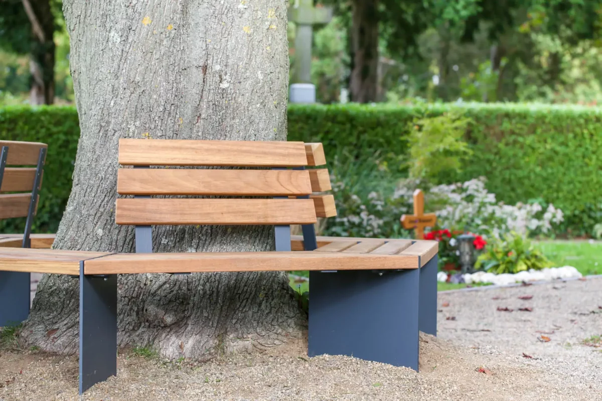 Baumbank aus Holz und Metall als Rundbank und Mehreckbank