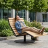 Person entspannt auf der drehbaren Liegebank Silentia im öffentlichen Raum