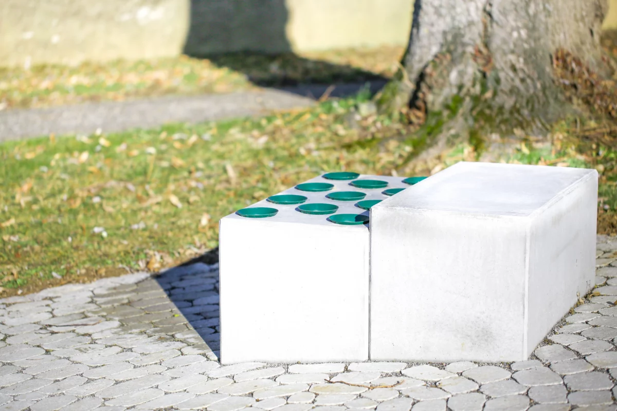 Zwei Beton Grabvasenblöcke mit integrierten Vasenöffnungen