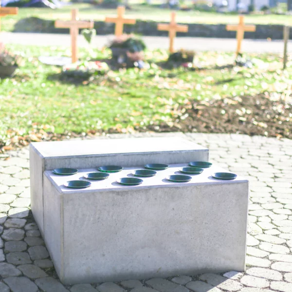 Grabvasenblock aus Beton mit integrierten Vasenöffnungen auf einem Friedhof