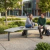 Rundbank Tibia HPL mit Stahlgestell in moderner Campusanlage