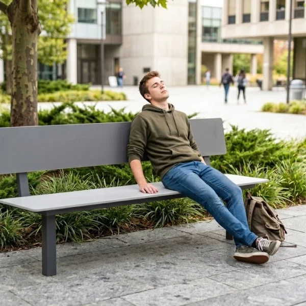 Stadtmöbel Sitzbank Tibia mit Lehne in grauer HPL-Ausführung