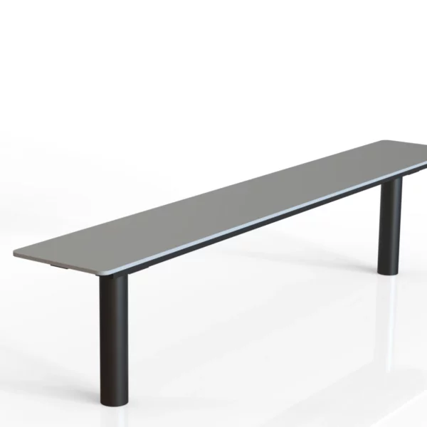 Detail des verzinkten Stahlfußes der Sitzbank Tibia HPL